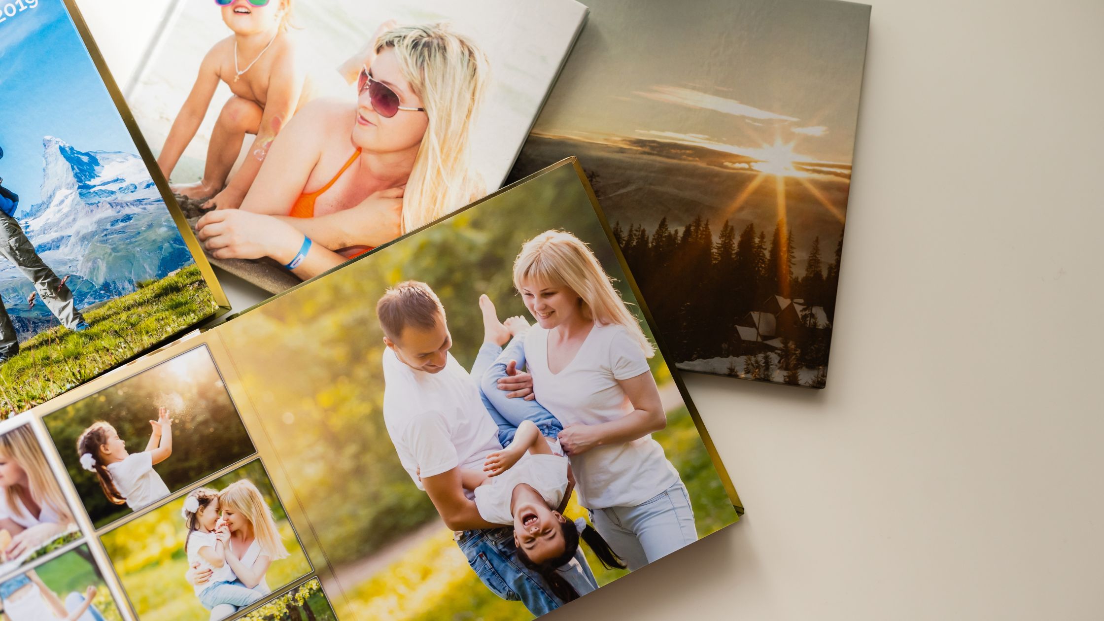 ​Vrei să îți păstrezi amintirile într-o fotocarte? Ce trebuie să știi înainte de a o comanda?