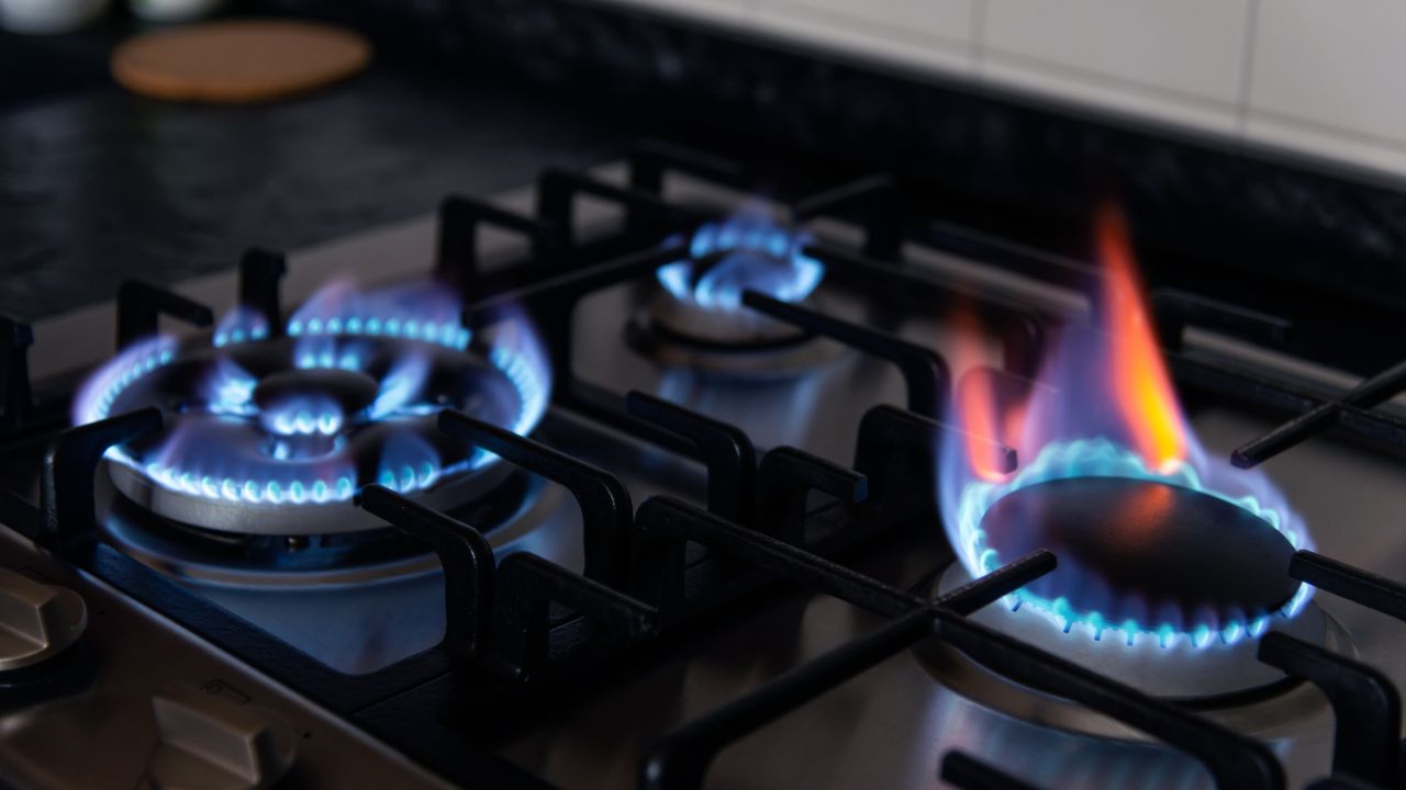 ​Când a apărut plita pe gaz și cum a evoluat aceasta? Există tehnologii moderne pe care le înglobează astăzi?