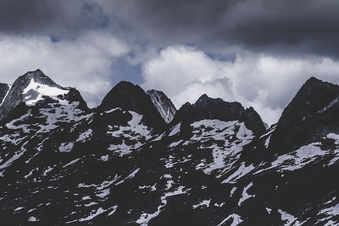 Explorând frumusețea traseelor montane din România