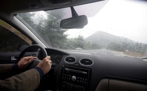 Cum conduci pe ploaie, ceață sau noaptea fără să îți asumi riscuri?