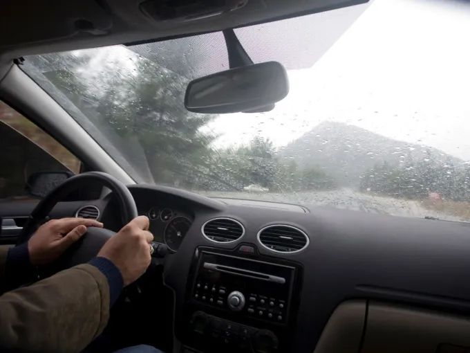 Cum conduci pe ploaie, ceață sau noaptea fără să îți asumi riscuri?