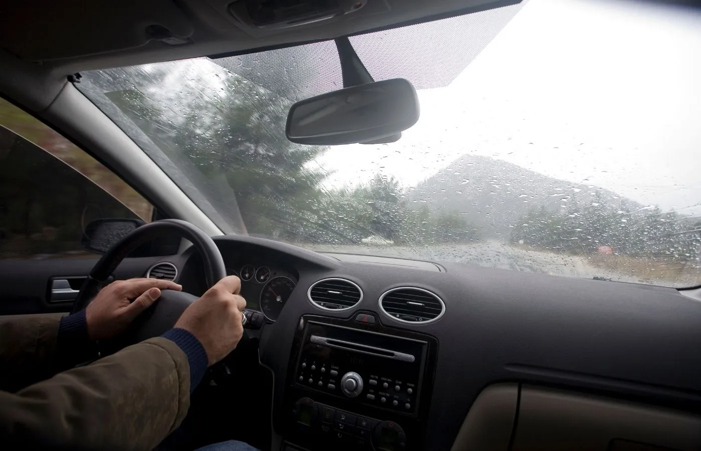 Cum conduci pe ploaie, ceață sau noaptea fără să îți asumi riscuri?